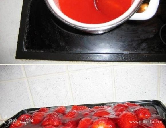Подготовим желе как указано на упаковке. Для этого смешаем желе из пакетика просто добавив к нему воды и 2 ст. л. сахара и немного нагреем помешивая.
Теперь нам осталось полить сверху этим желе клубнику.

А теперь поместим наш пирог в холодильник на 1-2 часа.