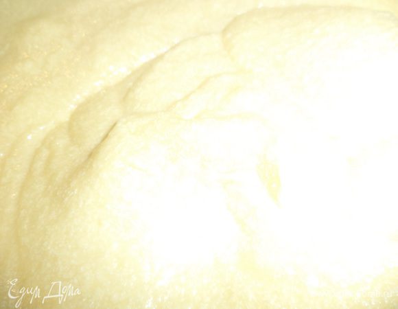 Для крема яйца взбить с сахаром, добавить муку и несколько ложек холодного молока, тщательно перемешать. 
Оставшееся молоко влить в яичную массу, поставить на маленький огонь, постоянно помешивая, проварить до загустения. Остудить.