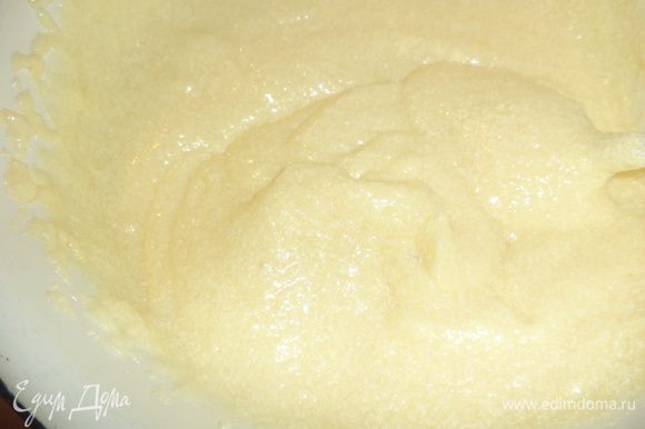 Размягчённое сливочное масло взбить, продолжая взбивать, добавлять понемногу остывшую яично - молочную массу. Поставить крем в холодильник.