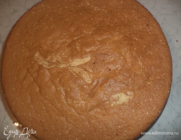 Бисквит остудить, вынуть из формы, разрезать горизонтально на 2 коржа.