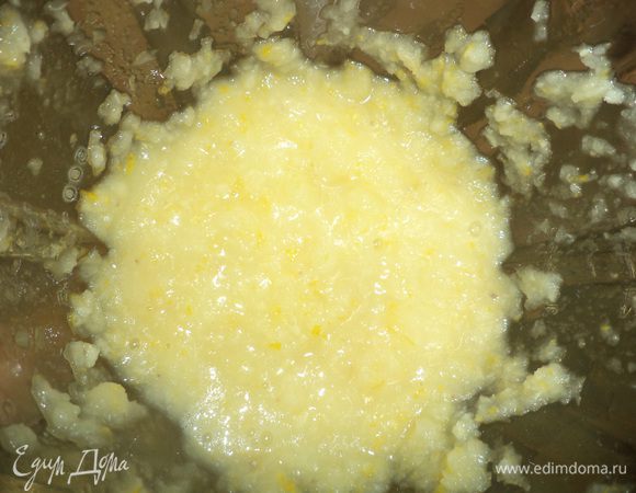 Лимоны нарезать крупными кусочками, удалить косточки, и не очищая от кожуры, взбить с сахаром в блендере.