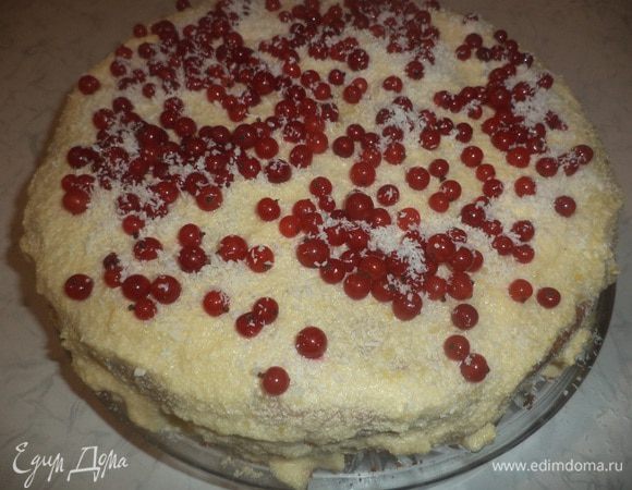 Коржи намазать лимонной начинкой, а сверху покрыть кремом. Оставшимся кремом обмазать бока торта, посыпать яркими красивыми ягодами.
Приятного аппетита!