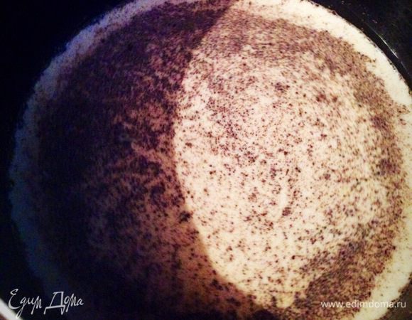 Налить в небольшую кастрюльку сливки, высыпать половину чайной ложки молотого кофе, 2 ложки сахарной пудры. На среднем огне разогреть до появления первых пузырьков, не доводить до кипения.