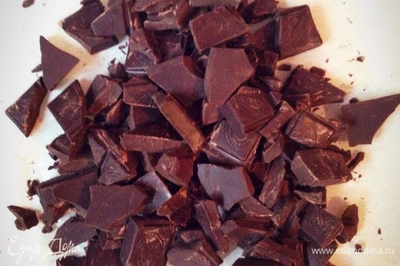 Поломать шоколад. Чем лучше шоколад, тем насыщеннее вкус. Предпочтительнее взять шоколад от 75%. Высыпать шоколад в кастрюльку с разогретыми сливками. Размешать до полного растворения. При необходимости подогреть.
