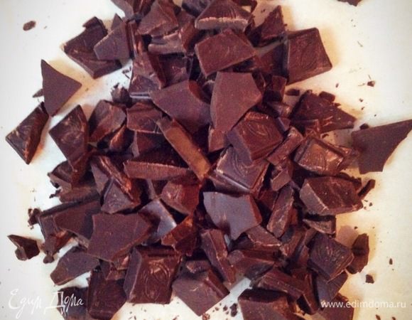 Поломать шоколад. Чем лучше шоколад, тем насыщеннее вкус. Предпочтительнее взять шоколад от 75%. Высыпать шоколад в кастрюльку с разогретыми сливками. Размешать до полного растворения. При необходимости подогреть.