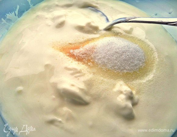 Можно приготовить тесто или на кефире или на разбавленной сметане. Я разбавила сметану кефиром пополам.