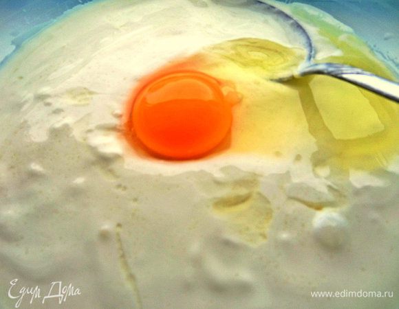 Вбиваем яйцо+сахар, ваниль.