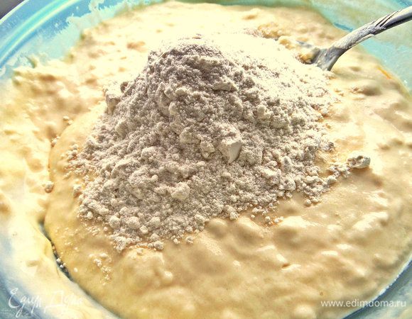 Затем муку с разрыхлителем.