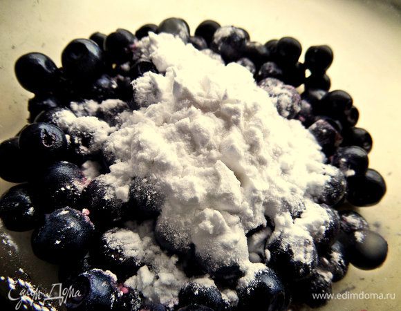 Перемешиваем ягоды с крахмалом.