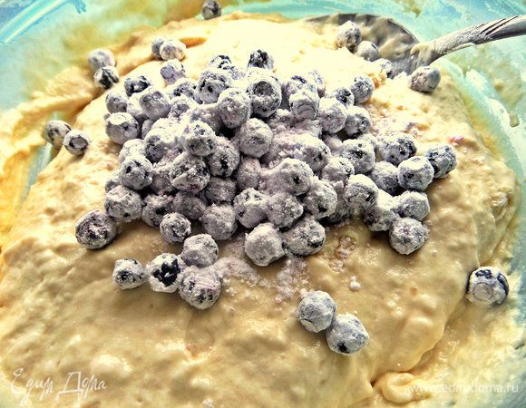 Высыпаем ягоды в тесто.