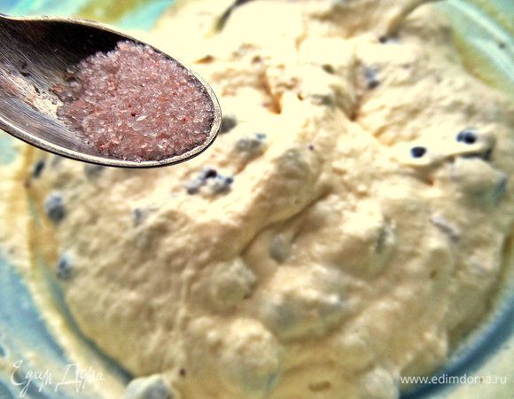 Немного соли для контраста. Тесту надо минут 5 постоять.