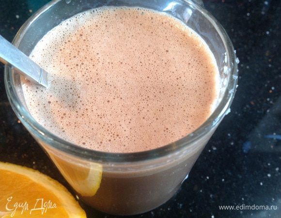 Сначала приготовим крем: смешайте молоко, какао и желатин (у меня желатин быстрорастворимый), поставьте на огонь и подогрейте все время помешивая, не доводя до кипения, снимите с огня и остудите. 