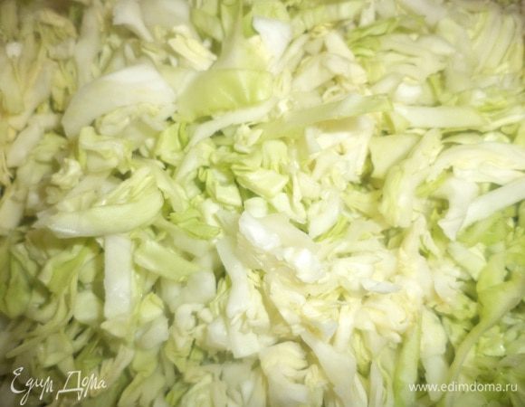 Капусту мелко нашинковать.