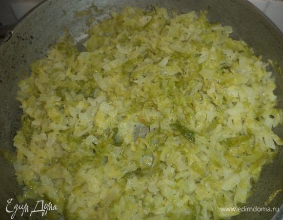 В сковороде растопить сливочное масло, выложить капусту и обжаривать, помешивая 5 минут. Влить к капусте воду, огонь убавить и протушить капусту до полного испарения жидкости. Капусту посолить и поперчить, дать остыть.