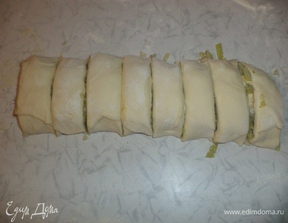 Свернуть тесто рулетом, затем нарезать рулет кусочками шириной 3 см.