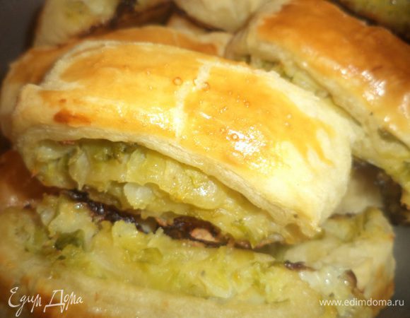 Рулетики выложить на смазанный маслом противень, смазать их яйцом и выпекать при температуре 180 градусов около 30 минут.