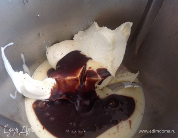 Шоколад растопите на водяной бане или в микроволновке. Взбейте маскарпоне, сгущенку и шоколад.