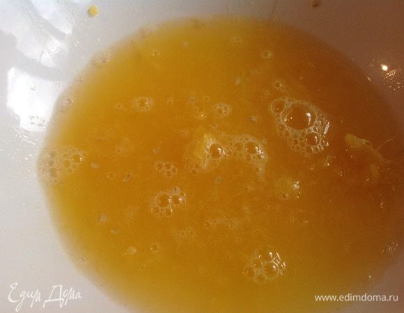 Натрите на терке цедру апельсина и выжмите сок. Смешайте сок апельсина, молоко с какао и желатином, и сырно-шоколадную массу. Все хорошо взбейте, и поставьте охлаждаться.