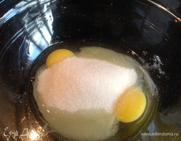 Теперь приготовим блины: взбейте яйца с сахаром и солью.