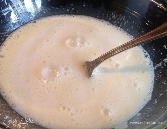 Добавьте 200 мл молока, хорошо перемешайте.