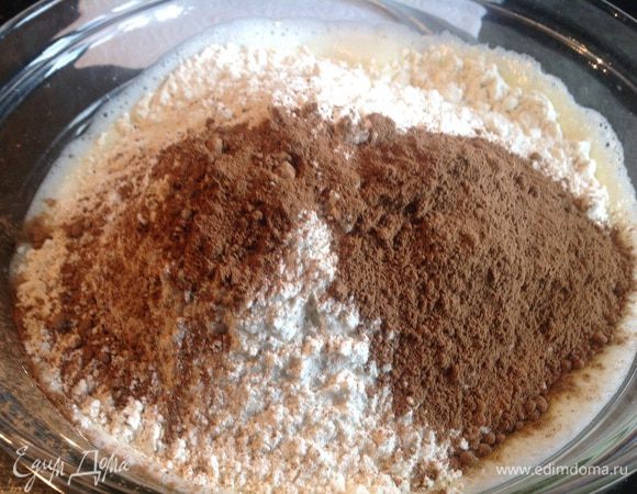 Добавьте муку и какао, перемешайте.