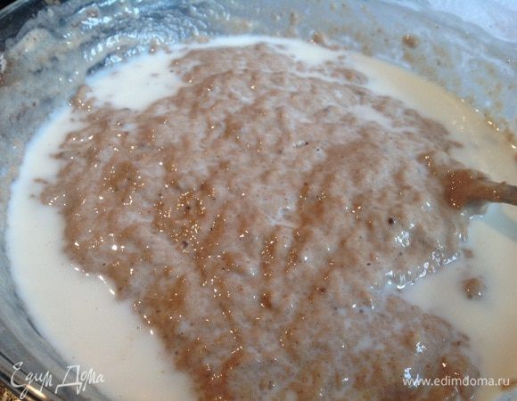 Все время помешивая, постепенно добавьте оставшееся молоко.