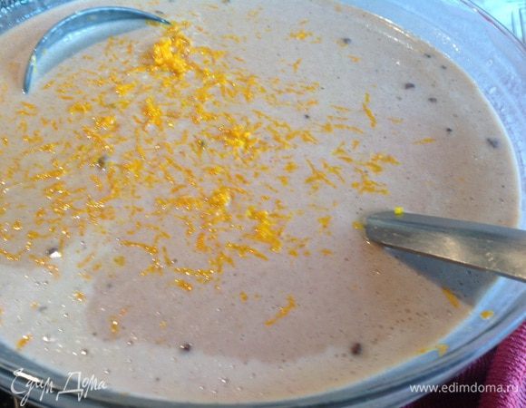 Добавьте 30 мл растительного масла и цедру апельсина, хорошо перемешайте. 