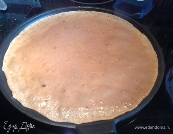 Пожарьте блины на раскаленной сковороде смазанной растительным маслом.