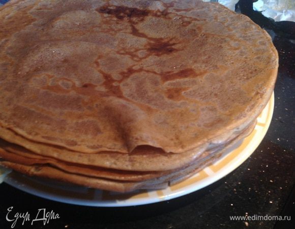 Каждый блин смазывайте сливочным маслом.