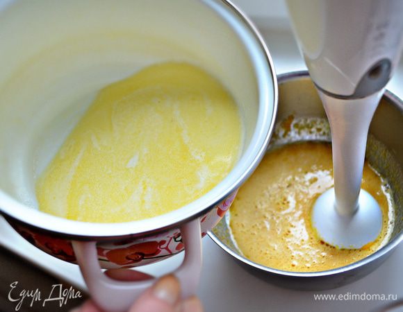 Затем аккуратно и порционно влить молочную смесь, продолжая взбивать.
Смесь варить на медленном огне, постоянно помешивая, не давая закипеть, до загустения (10-15 минут). Снять с огня.