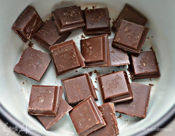 Тем временем растопить на водяной бане шоколад.
