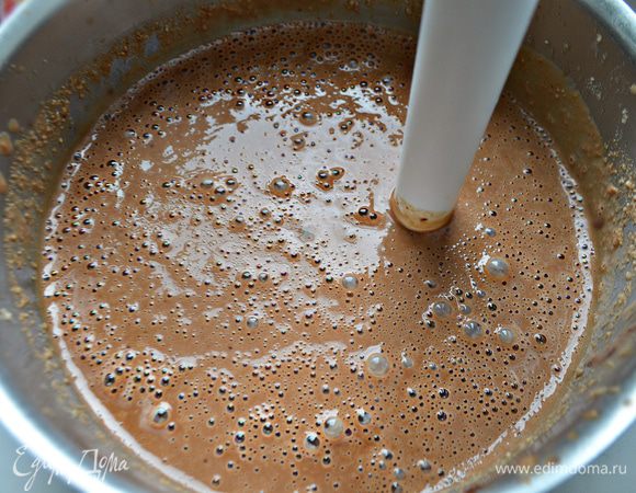 К растопленному шоколаду влить молочную смесь, перемешать. Взбить миксером до однородности и дать остыть.