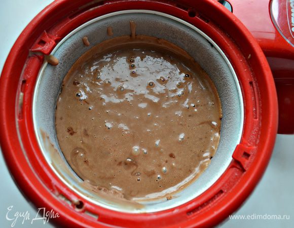 Перелить готовую массу в чашу мороженицы и приготовить мороженое, следуя инструкции. У меня ушло 20 минут на перемешивание в предварительно охлаждённой в морозильной камере чаше мороженицы + 45 минут на застывание в морозильной камере.