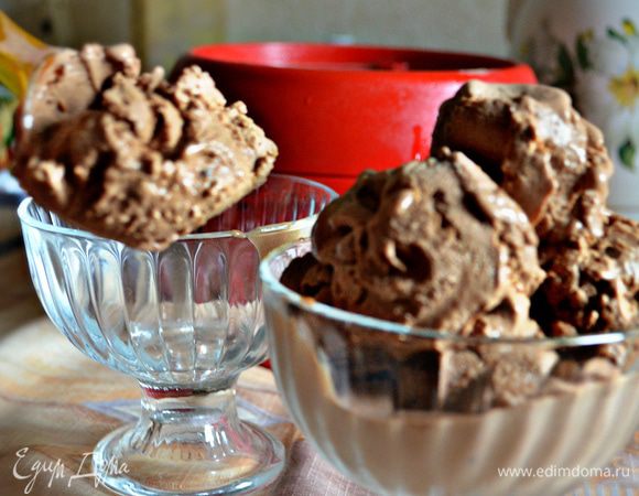 Готовое мороженое разложить по креманкам и украсить по вкусу.