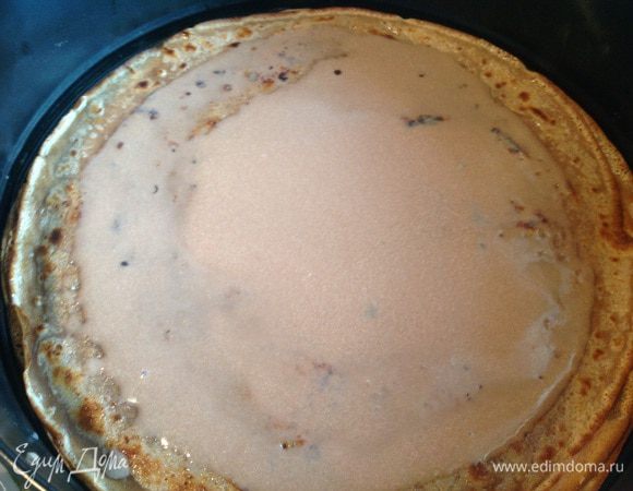 Берем кольцо для торта и выкладываем блины, каждый при этом смазывая охлажденным кремом, оставшийся крем выливаем сверху и ставим в холодильник минимум на 2 часа.