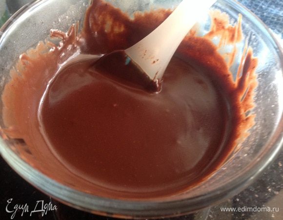 Делаем глазурь: сливочное масло, молоко и шоколад растопите в микроволновке или на водяной бане.