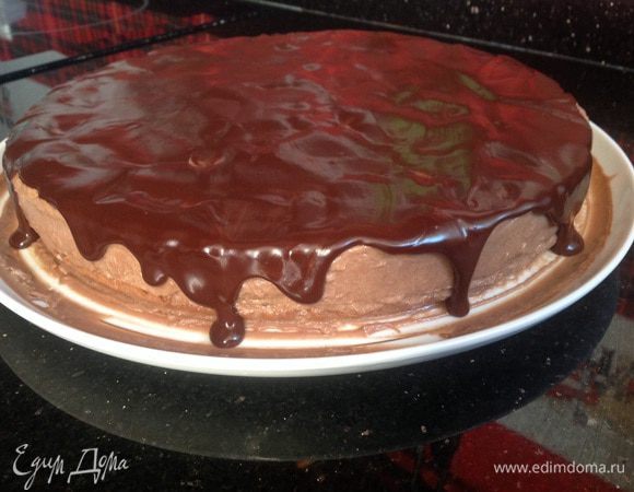 Покройте торт глазурью и поставьте в холодильник еще на 30 минут.