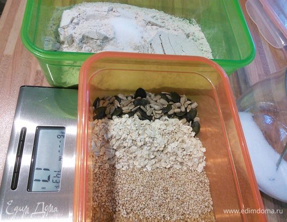 Для обеих биг смешать ингредиенты в отдельных ёмкостях, накрыть крышкой или плёнкой и поставить в холодильник на 10-14 часов. 