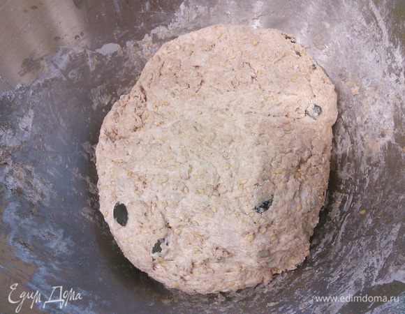 Руками заместить тесто. Без фанатизма. Включить духовку на 25°, накрыть миску плёнкой и поставить тесто на час на расстойку. После 20 и 40 мин тесто необходимо вымесить смоченными в воде руками. 