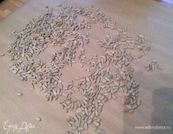 На пергаментной бумаге разместить семечки.