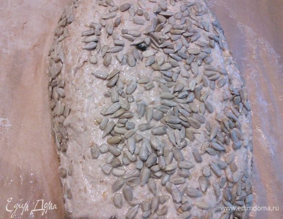 Мокрыми руками сформировать продолговатую буханку, обвалять её в семечках 
