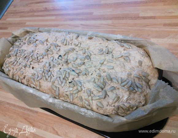 Накрыть плёнкой и отправить в холодильник на 12 часов при температуре 10°. Мой холодильник выставляется максимум на 7°C, поэтому я продержала хлеб немного дольше (ночь). Тесто должно увеличится вдвое и заполнить всю форму. 