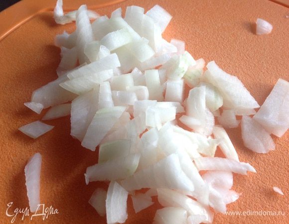 Лук очистите и мелко нарежьте. Разогрейте растительное масло в кастрюле и обжаривайте лук  2-3 минуты.