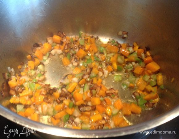 Очистите морковь, нарежьте морковь и сельдерей мелким кубиком. Добавьте к луку, и жарьте еще 5 минут.