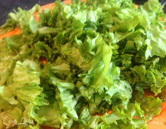 Листья салата промойте, обсушите бумажным полотенцем, и нарежьте. Добавьте в суп за 3-4 минуты до готовности.