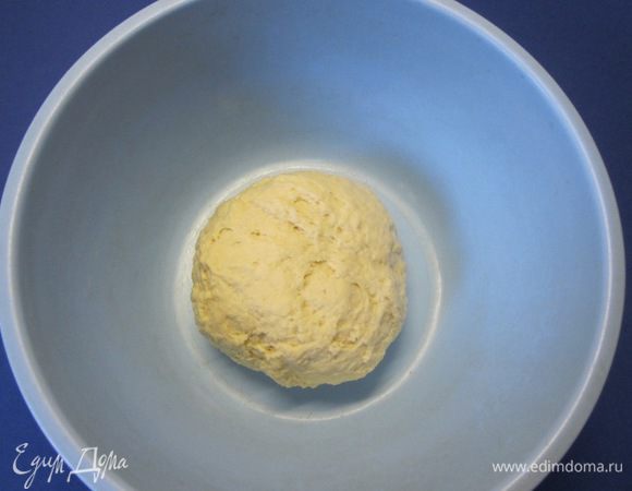 Замесить тесто. Накрыть пищевой пленкой и оставить на 1 час.