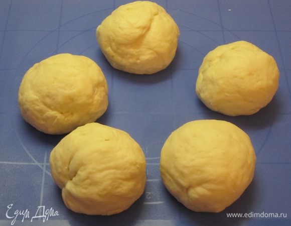 Обмять тесто, разделить на 5 частей. Скатать в шарики, накрыть пленкой и оставить на 15 минут.
