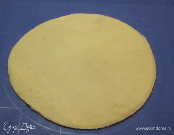 Взять 1 шарик теста, раскатать в лепешку.