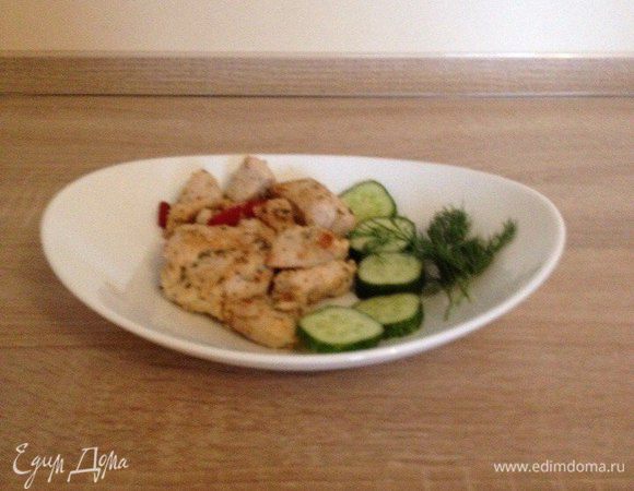 Поджарить до румяного состояния, добавить огурчик (он очень освежает при остроте и дарит  волшебные ощущения от всего блюда), зелень по желанию. Я не солила, мне кажется соль разрушает композицию аромата и заглушает вкус самой индейки.
