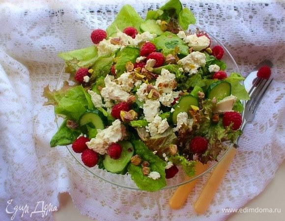 Формируем порции (или подаем в большом салатнике), выкладывая зеленую салатную основу, покрошив (порезав) фету и посыпав малиной и фисташками.
Я не солю, учитывая соленость сыра и орешков.
Приятного!!!